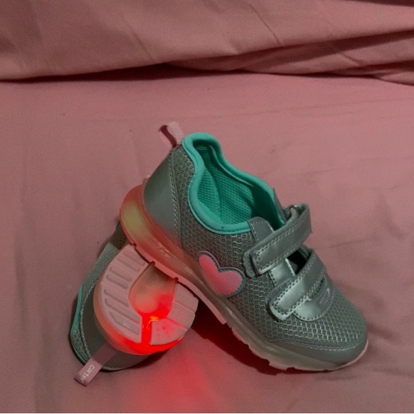 Carter’s Toddler Girls Silver Light Up Sneakers. New Never Worn. Velcro Closure. - Picture 4 of 4